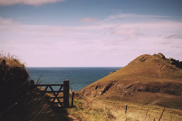 Vista desde la ruta costera cerca de Polzeath. Filtro retro Vintage . —  Fotos de Stock