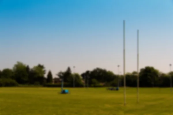 Lançamentos de rugby vazios em um parque local Fora de foco . — Fotografia de Stock