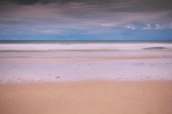 Vista temprana de la mañana de la playa en Polzeath Vintage Retro Filter — Foto de Stock