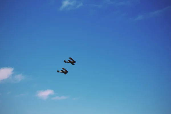 Par de biplanos contra um céu azul Filtro Retro Vintage . — Fotografia de Stock