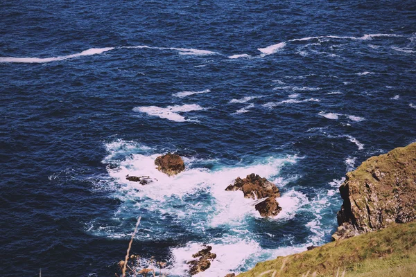 Blick vom Küstenweg bei Polzeath Vintage Retro Filter. — Stockfoto