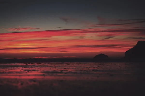 Kolorowy zachód słońca na plaży Polzeath Vintage Retro filtr — Zdjęcie stockowe