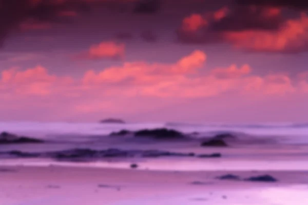 Vista temprana de la mañana de la playa en Polzeath fuera de foco . — Foto de Stock