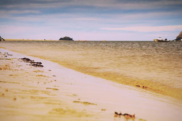 Вид на море возле винтажного фильтра ретро Padstow . — стоковое фото