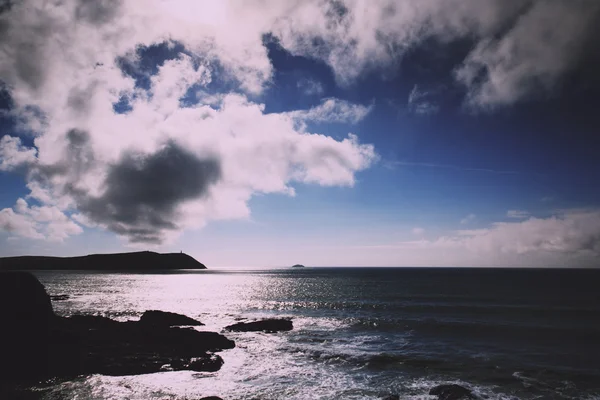 Hermosa vista sobre el mar desde Polzeath Vintage Retro Filter . — Foto de Stock