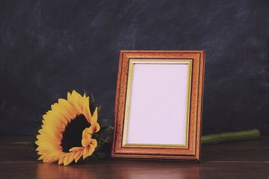 Resim çerçevesi ve ayçiçeği kirli blackboard adam karşı