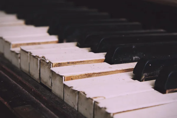 Gamla trasiga nedlagd piano med skadade nycklar Vintage Retro Filter. — Stockfoto