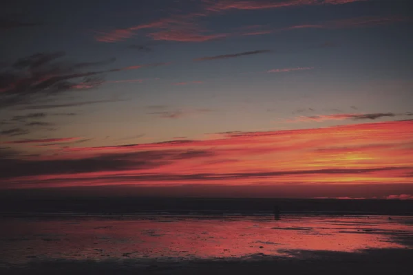 Pôr-do-sol colorido sobre a praia no Polzeath Vintage Retro Filter — Fotografia de Stock