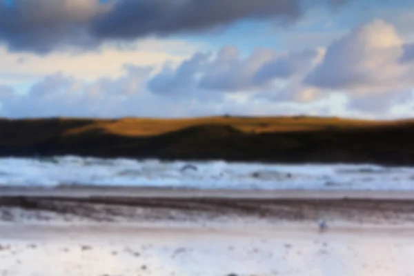 Schöne Aussicht über das Meer von Polzeath aus unscharf. — Stockfoto