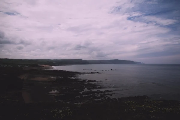 Vista sobre a costa perto de Bude em Cornwall Vintage Retro Filt — Fotografia de Stock