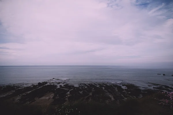 Vista sobre a costa perto de Bude em Cornwall Vintage Retro Filt — Fotografia de Stock