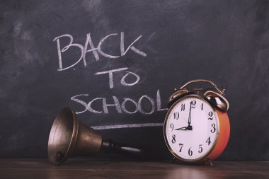 Bell ve çalar saat karşı bir tahta Vintage Retro filtre.