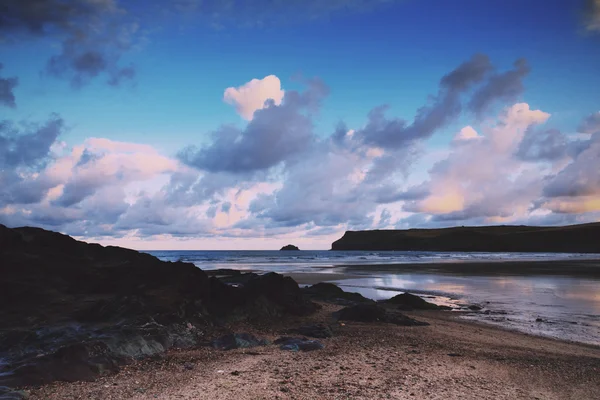 Tidig morgon utsikt över stranden vid Polzeath Vintage Retro Filter — Stockfoto