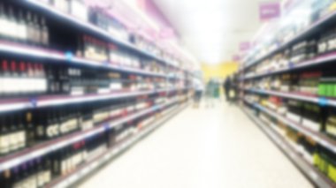 Raflar içinde bir süpermarket. Odak dışında.