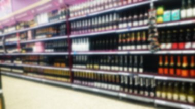 Raflar içinde bir süpermarket. Odak dışında.