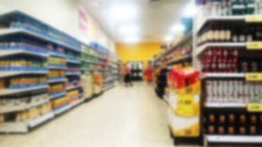 Raflar içinde bir süpermarket. Odak dışında.