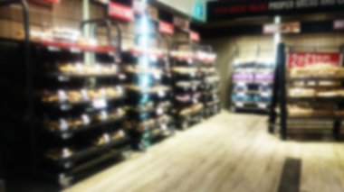 Raflar içinde bir süpermarket. Odak dışında.