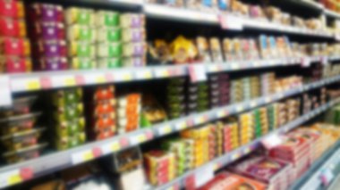 Raflar içinde bir süpermarket. Odak dışında.