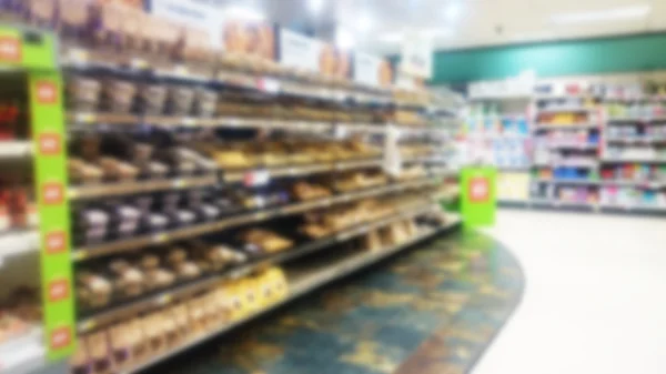 Estantes dentro de un supermercado. Fuera de foco . —  Fotos de Stock