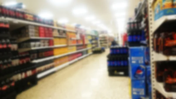 Estantes dentro de un supermercado. Fuera de foco . —  Fotos de Stock