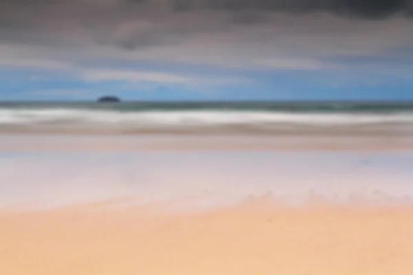 Vista temprana de la mañana de la playa en Polzeath fuera de foco . — Foto de Stock