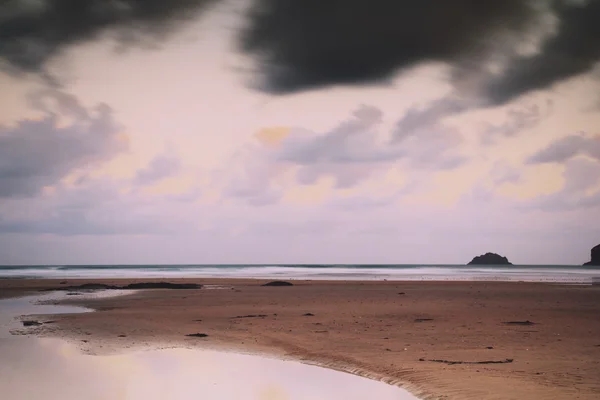 Vista de la mañana temprano sobre la playa en Polzeath Vintage Retro Filt — Foto de Stock