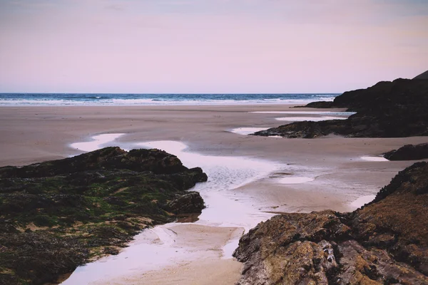 Vista de la mañana temprano sobre la playa en Polzeath Vintage Retro Filt — Foto de Stock