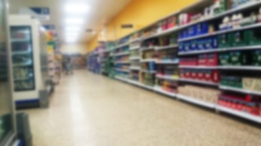 Raflar içinde bir süpermarket. Odak dışında.