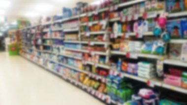 Raflar içinde bir süpermarket. Odak dışında.