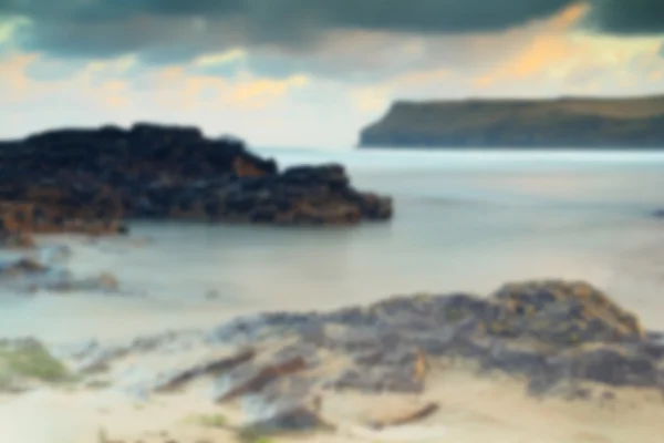 Blick am frühen Morgen über den Strand von Polzeath unscharf. — Stockfoto