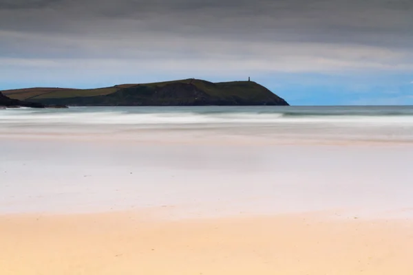 Vista temprana de la mañana de la playa en Polzeath — Foto de Stock