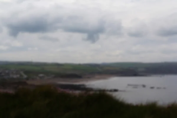 Vy över kusten nära Bude i Cornwall av fokus. — Stockfoto