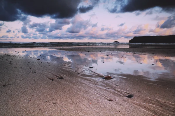 Am frühen Morgen Blick auf den Strand bei Polzeath Vintage Retro-Filter — Stockfoto