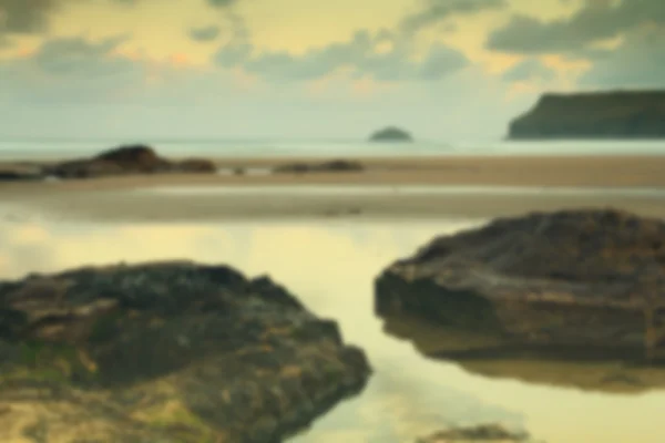 Vista de la mañana temprano sobre la playa en Polzeath fuera de foco . — Foto de Stock