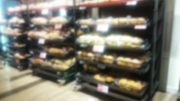 スーパー マーケット内の棚。焦点が合っていません。. — ストック写真