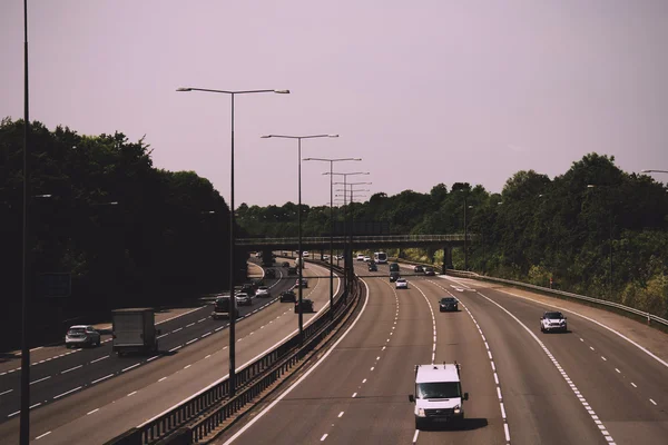 BEACONSFIELD, ENGLAND - JUNE 2016: Busy M40 motorway at the Beac — Stock Photo, Image