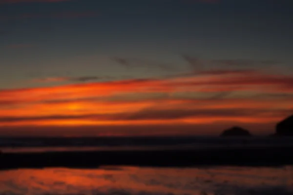 Цветной закат над пляжем в Polzeath вне фокуса . — стоковое фото