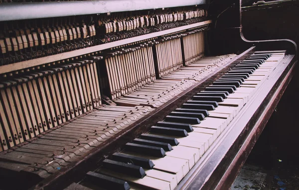 Gamla trasiga nedlagd piano med skadade nycklar Vintage Retro Filter. — Stockfoto