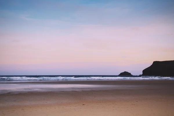Ранним утром вид на пляж в Polzeath Vintage Retro Filt — стоковое фото