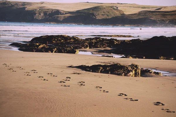 Fotspår i sanden på Polzeath stränder Vintage Retro Filter. — Stockfoto