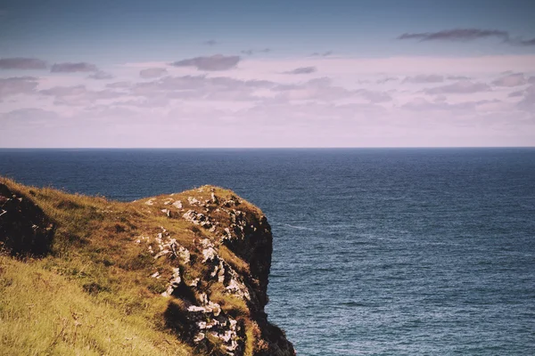 Blick vom Küstenweg bei Polzeath Vintage Retro Filter. — Stockfoto