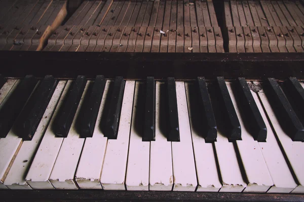 Old broken disused piano with damaged keys Vintage Retro Filter. — Stock Photo, Image