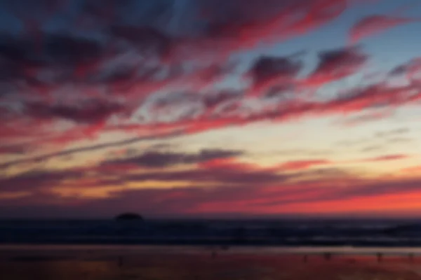 Pôr-do-sol colorido sobre a praia em Polzeath Fora de foco . — Fotografia de Stock