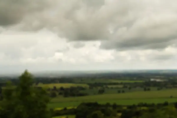 Bewolkt uitzicht over the Chilterns in Buckinghamshire Out of focus. — Stockfoto