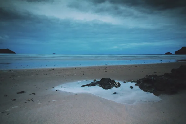 Vista matinal da praia no Polzeath Vintage Retro Filter — Fotografia de Stock