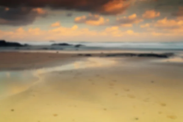 Vista temprana de la mañana de la playa en Polzeath fuera de foco . — Foto de Stock