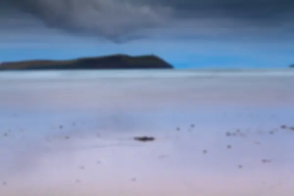 Vista temprana de la mañana de la playa en Polzeath fuera de foco . — Foto de Stock