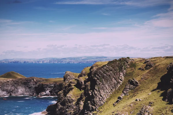 Blick vom Küstenweg bei Polzeath Vintage Retro Filter. — Stockfoto