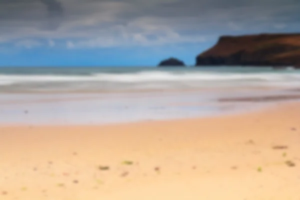 Vista temprana de la mañana de la playa en Polzeath fuera de foco . — Foto de Stock