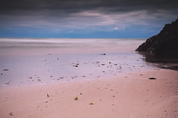 Tidig morgon utsikt över stranden vid Polzeath Vintage Retro Filter — Stockfoto